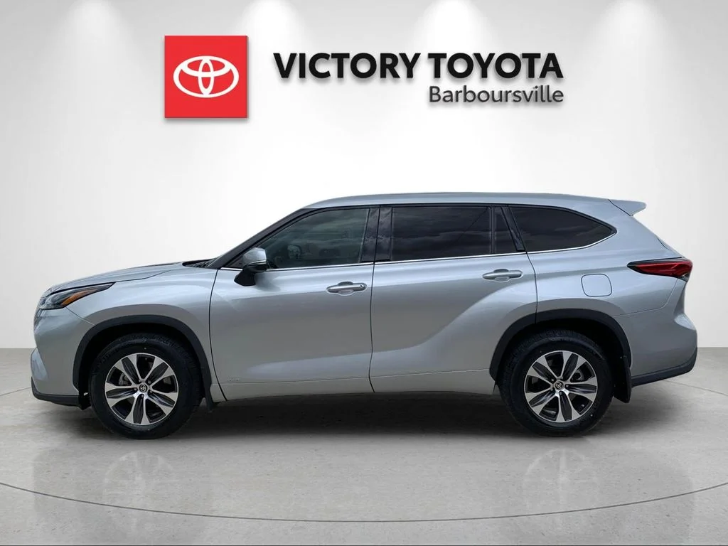 Used 2022 Silver Toyota XLE image 2