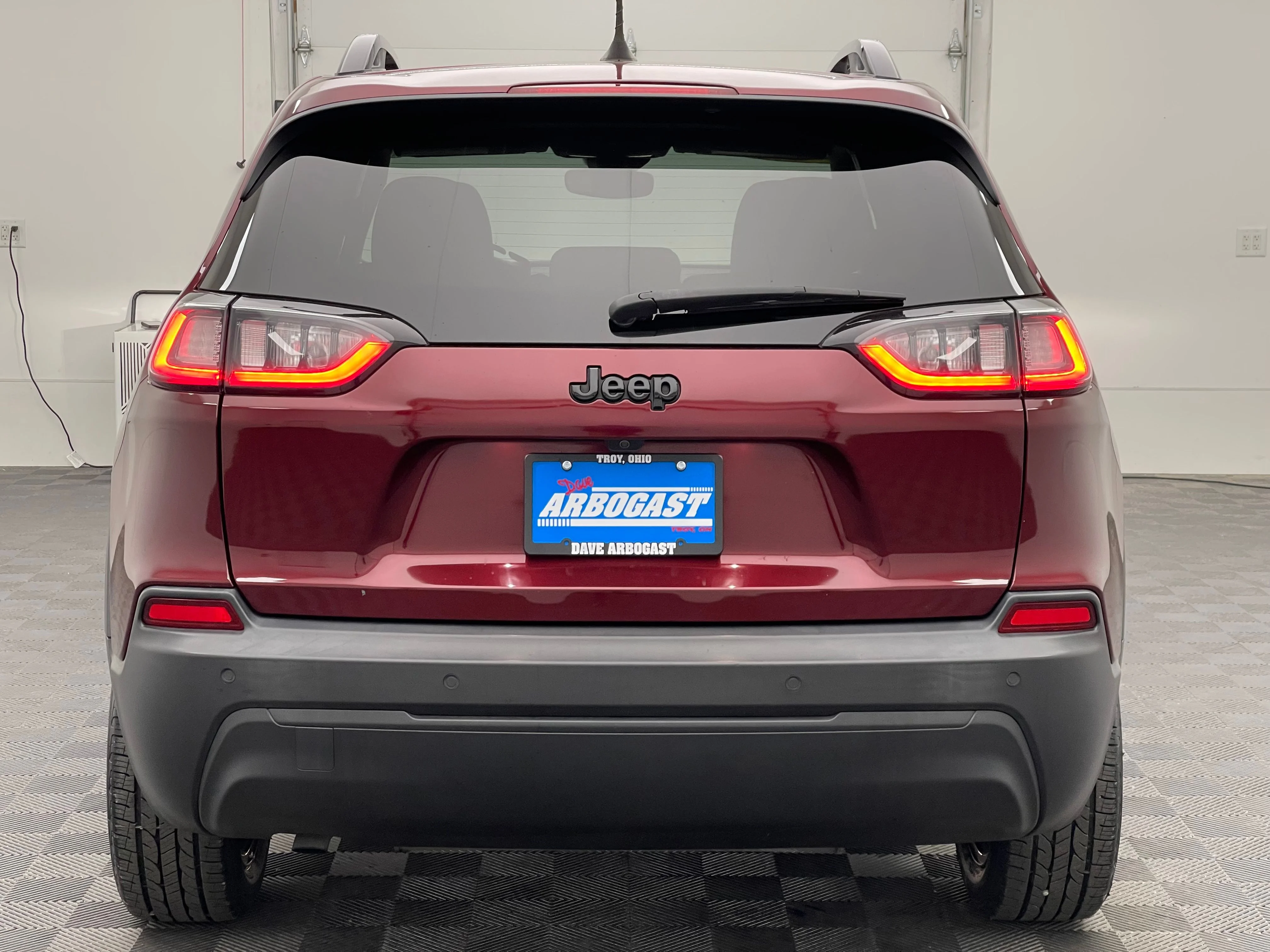 Used 2021 Velvet Red Pearlcoat Jeep Latitude Plus image 8