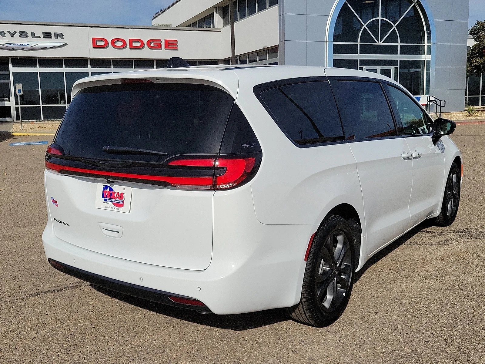 New 2026 PW7 Bright Whit Chrysler SELECT image 4