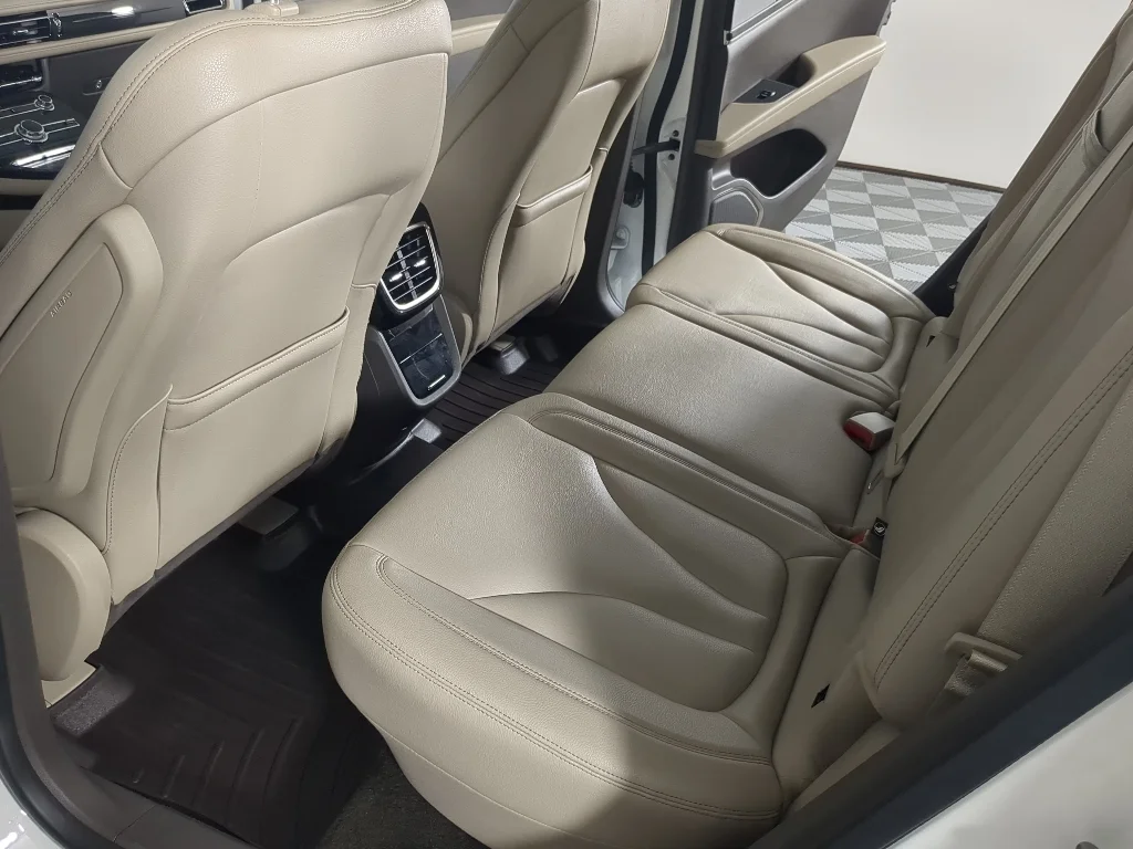 Used 2022 White Lincoln Standard image 15