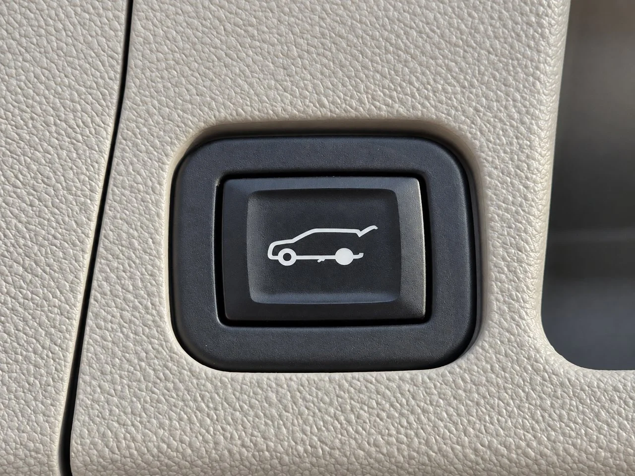 Used 2022 Ebony Twilight GMC SLE image 28
