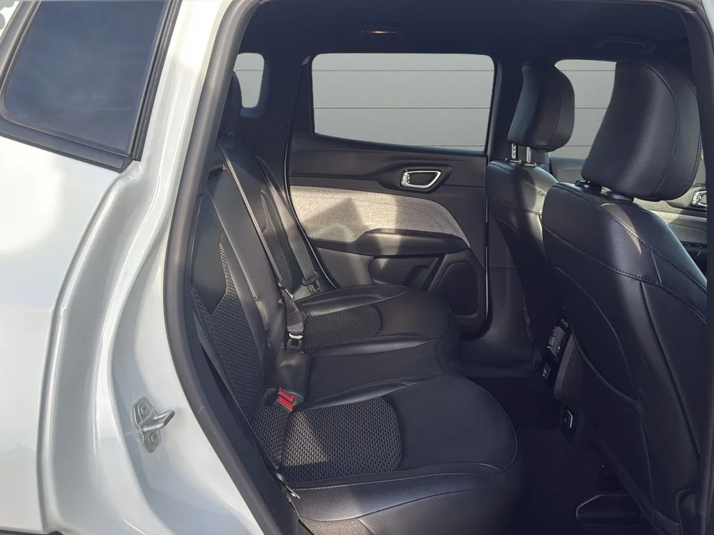 Used 2025 White/off-white Jeep Latitude image 14