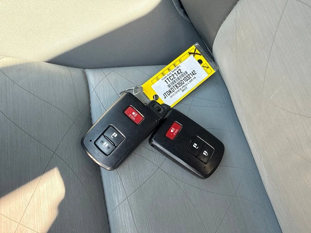 Used 2013 White Toyota Four image 21
