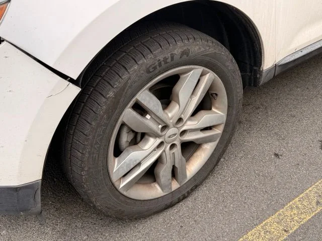 Used 2011 White Ford Limited image 11