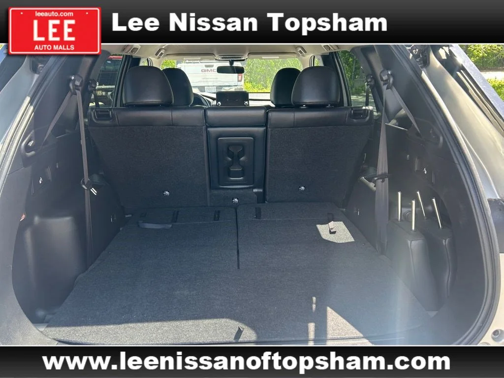 Used 2022 Silver Mitsubishi SE image 19