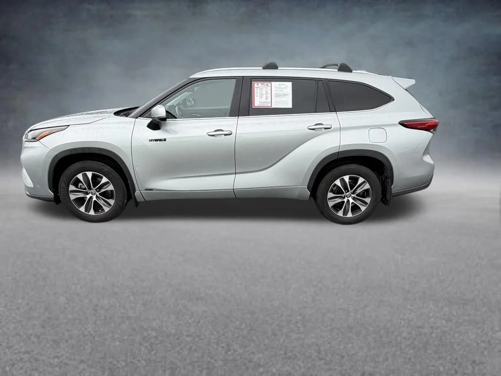 Used 2021 Silver Toyota XLE image 2
