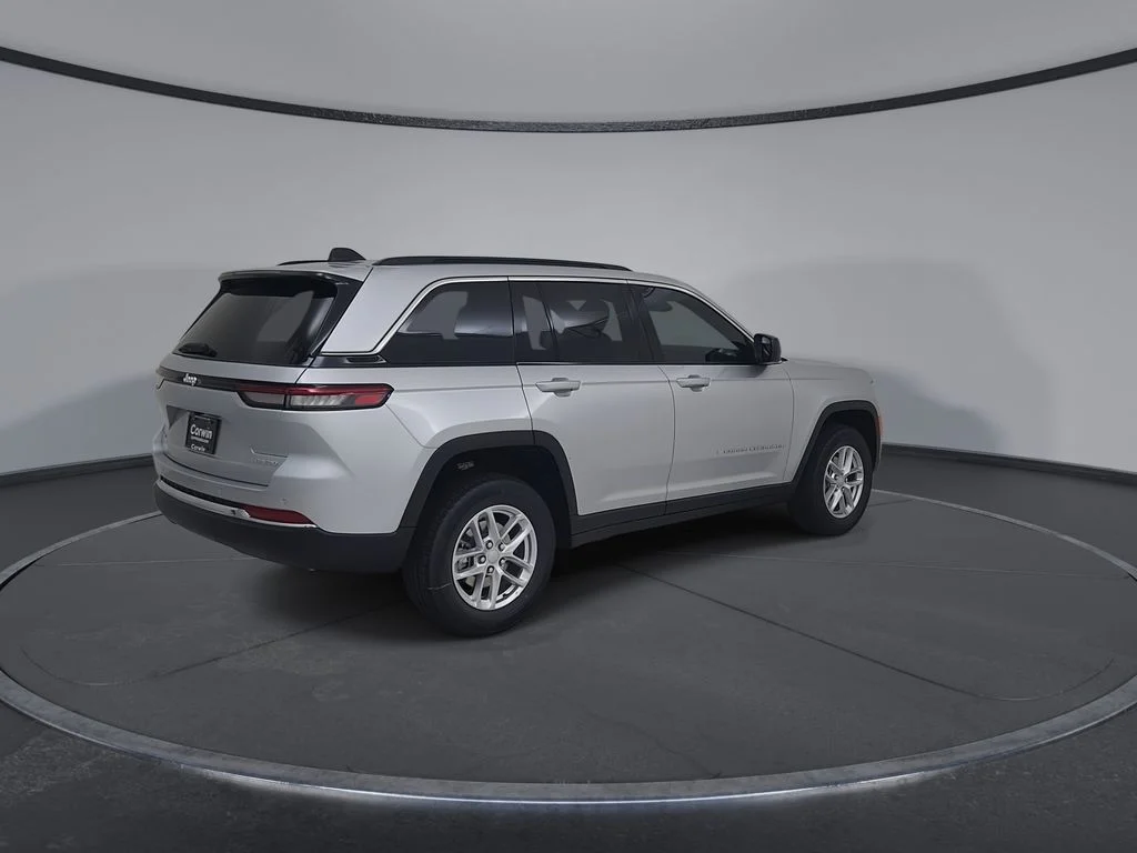 New 2026 Silver Zynith Exterior Paint Jeep Laredo X image 15