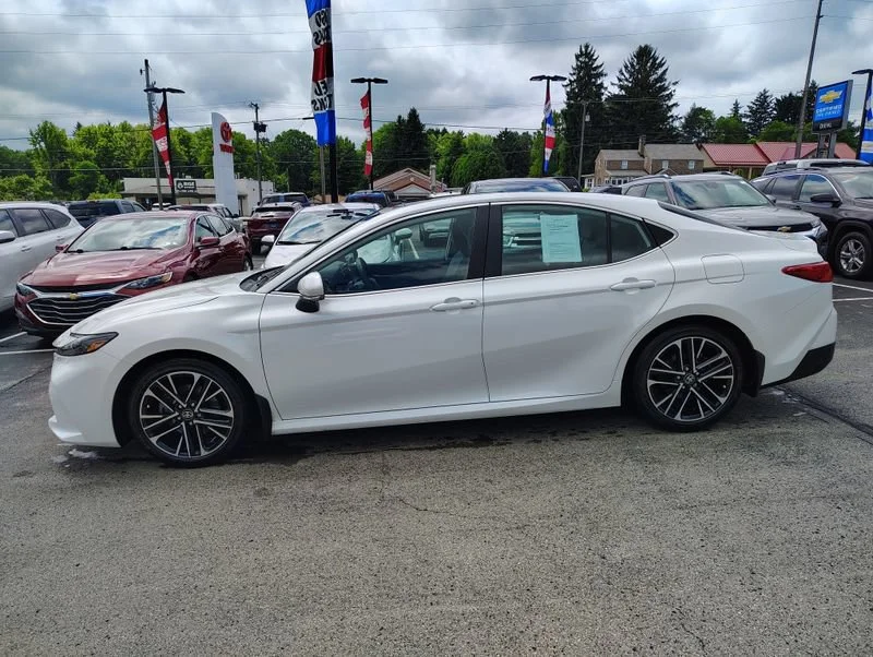Used 2025 Off-white Toyota XLE image 8