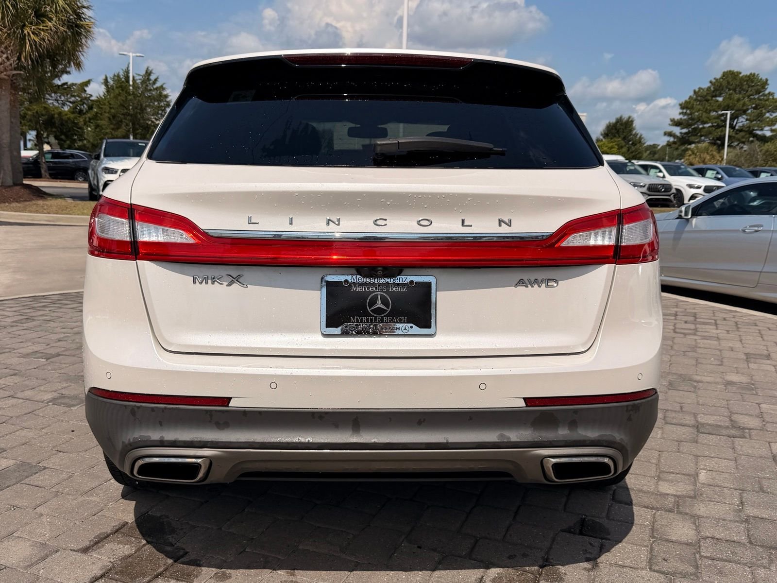 Used 2016 White Platinum Clearcoat Metallic Lincoln Reserve image 9
