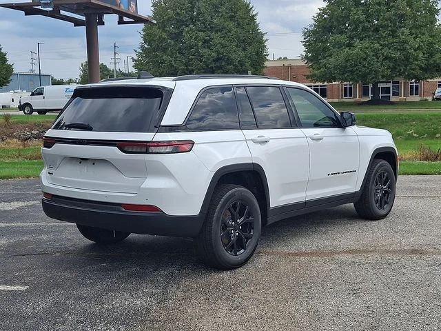 New 2026 White/off-white Jeep Laredo Altitude image 7