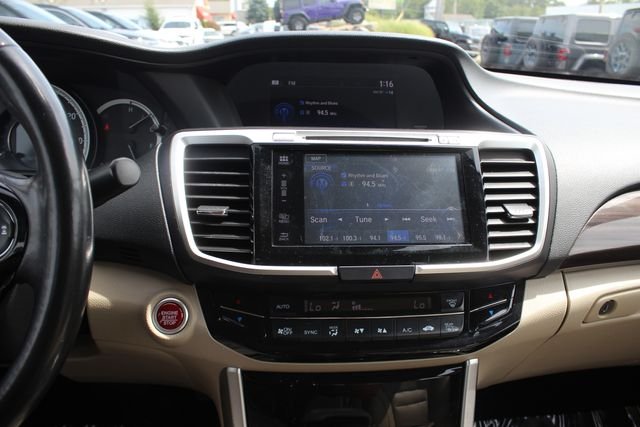 Used 2017 White Honda Touring image 4