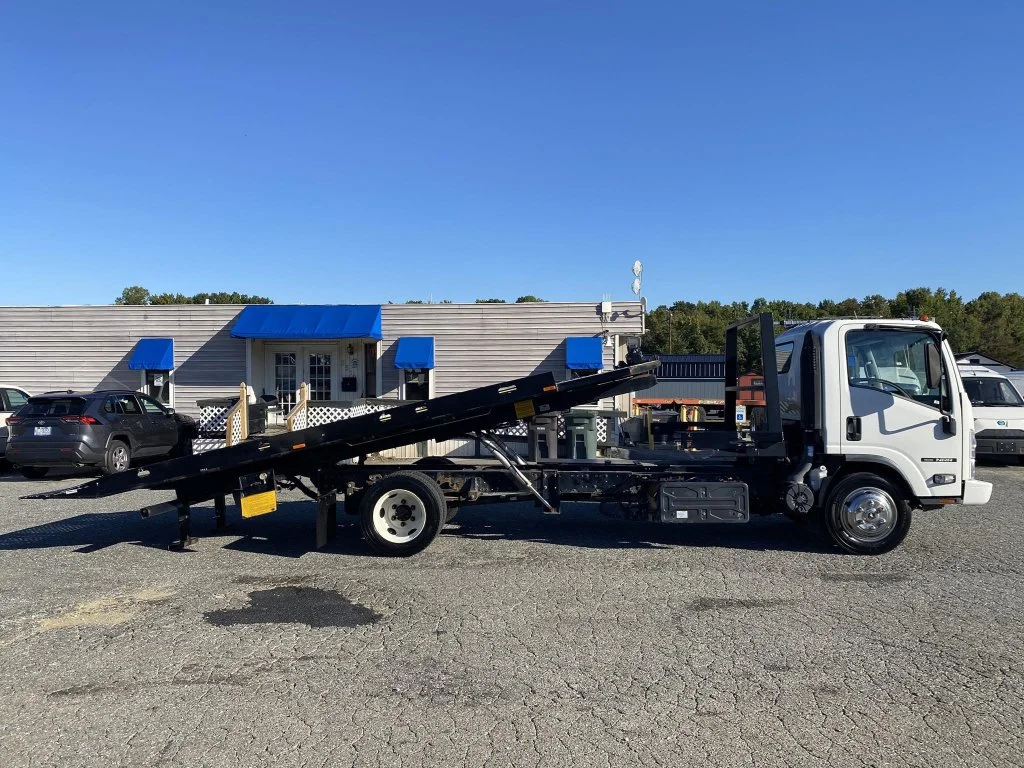 Used 2019  Isuzu Rollback image 5