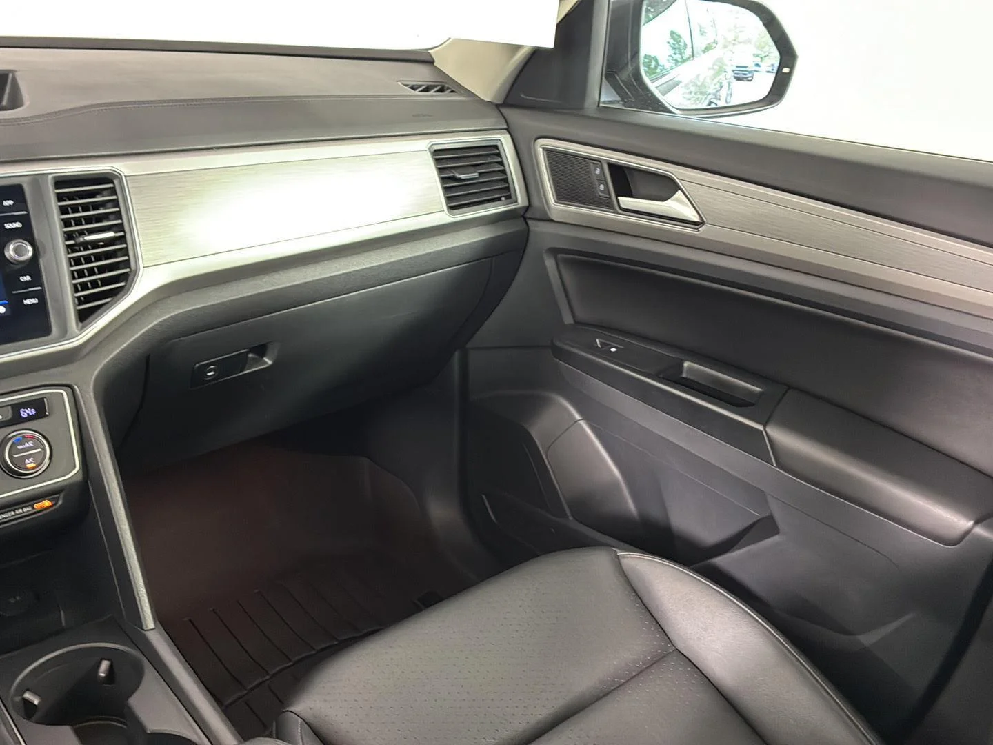 Used 2019 Platinum Gray Metallic Volkswagen 3.6L V6 SE image 19