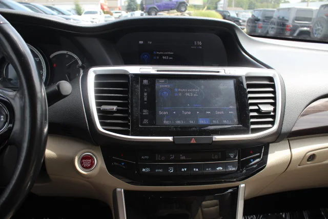 Used 2017 White Honda Touring image 4