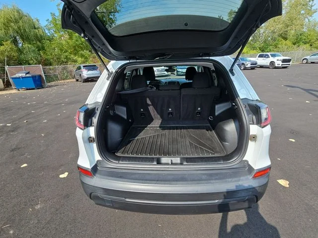 Used 2021 White Jeep Latitude image 28