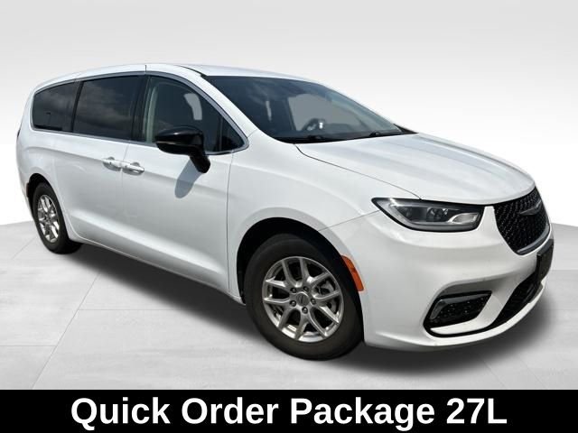 Used 2024 White Chrysler Touring L image 3