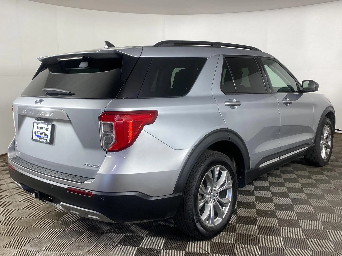 Used 2023 Iconic Silver Ford XLT image 5
