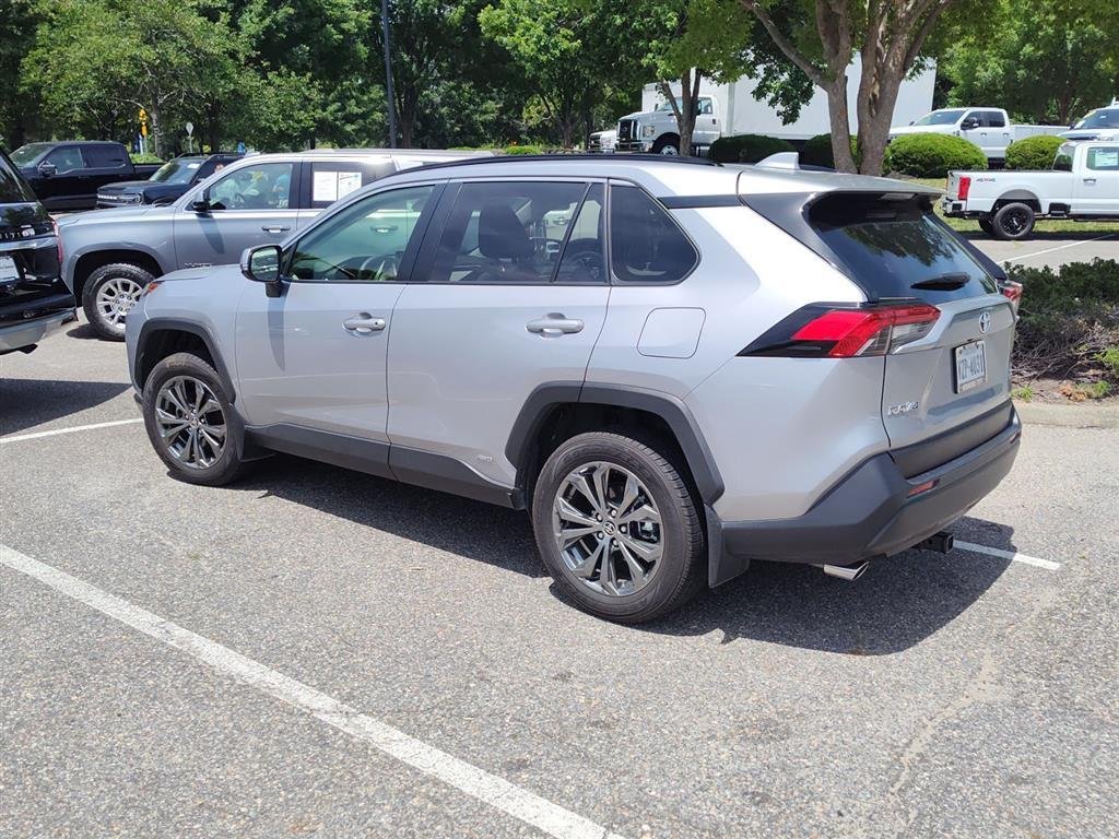 Used 2022 Silver Sky Metallic Toyota XLE Premium image 4