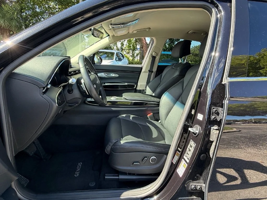 Used 2025 Black Genesis 2.5T image 9