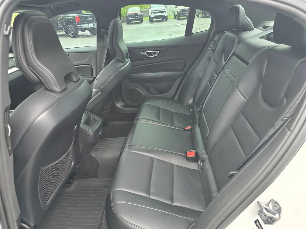 Used 2020 White Volvo T5 Momentum image 10