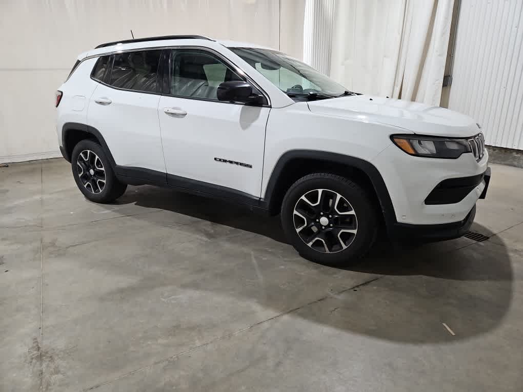 Used 2022 Bright White Clearcoat Jeep Latitude image 3