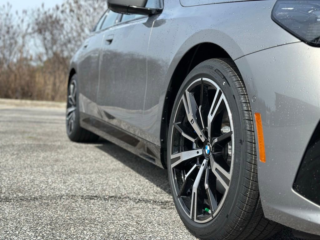 New 2026 Oxide Grey Metallic BMW 530i xDrive image 9
