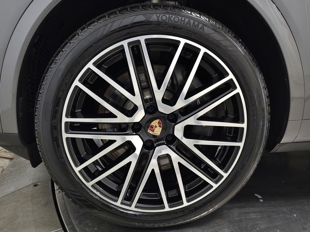 Used 2025  Porsche Base image 13