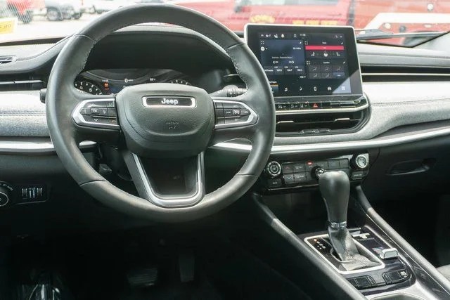 Used 2023 Silver Jeep Latitude image 14