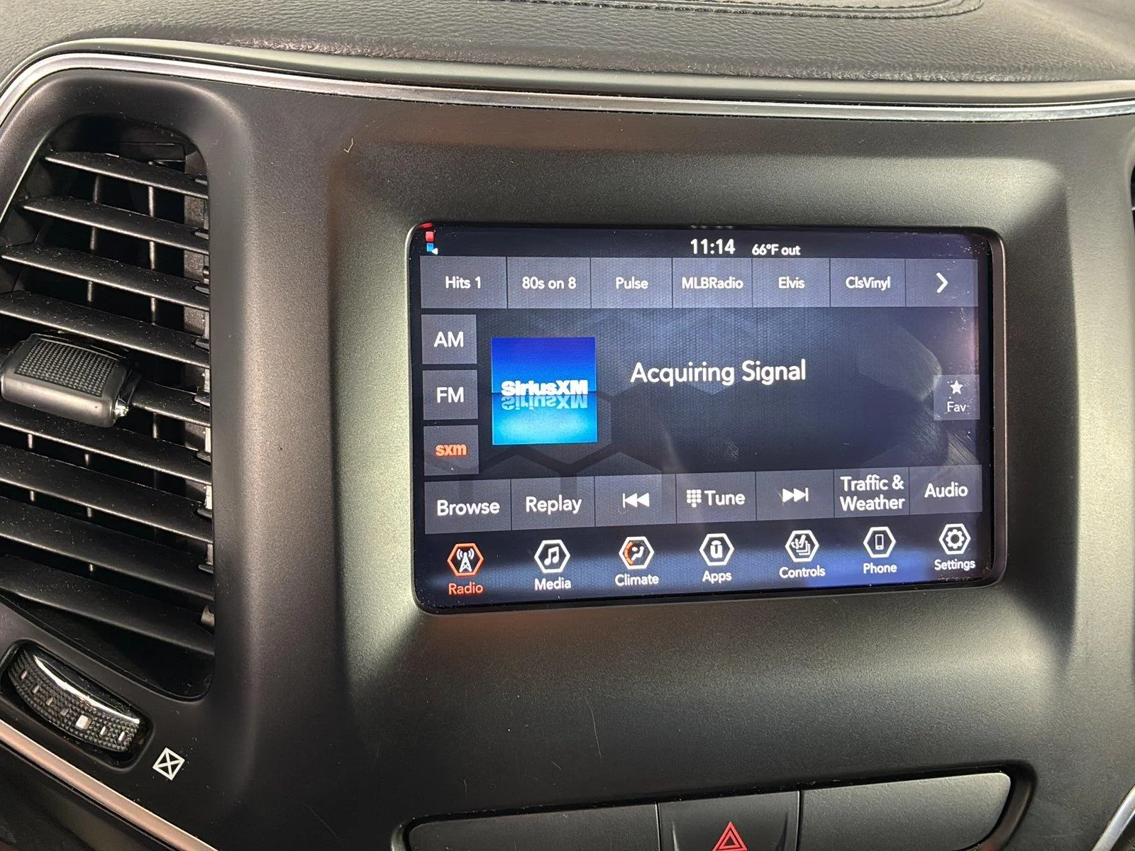 Used 2019 Bright White Clearcoat Jeep Latitude image 22