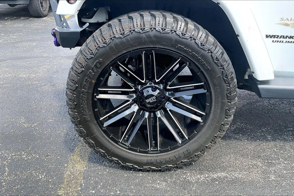 Used 2015 White Jeep Unlimited Sahara image 8
