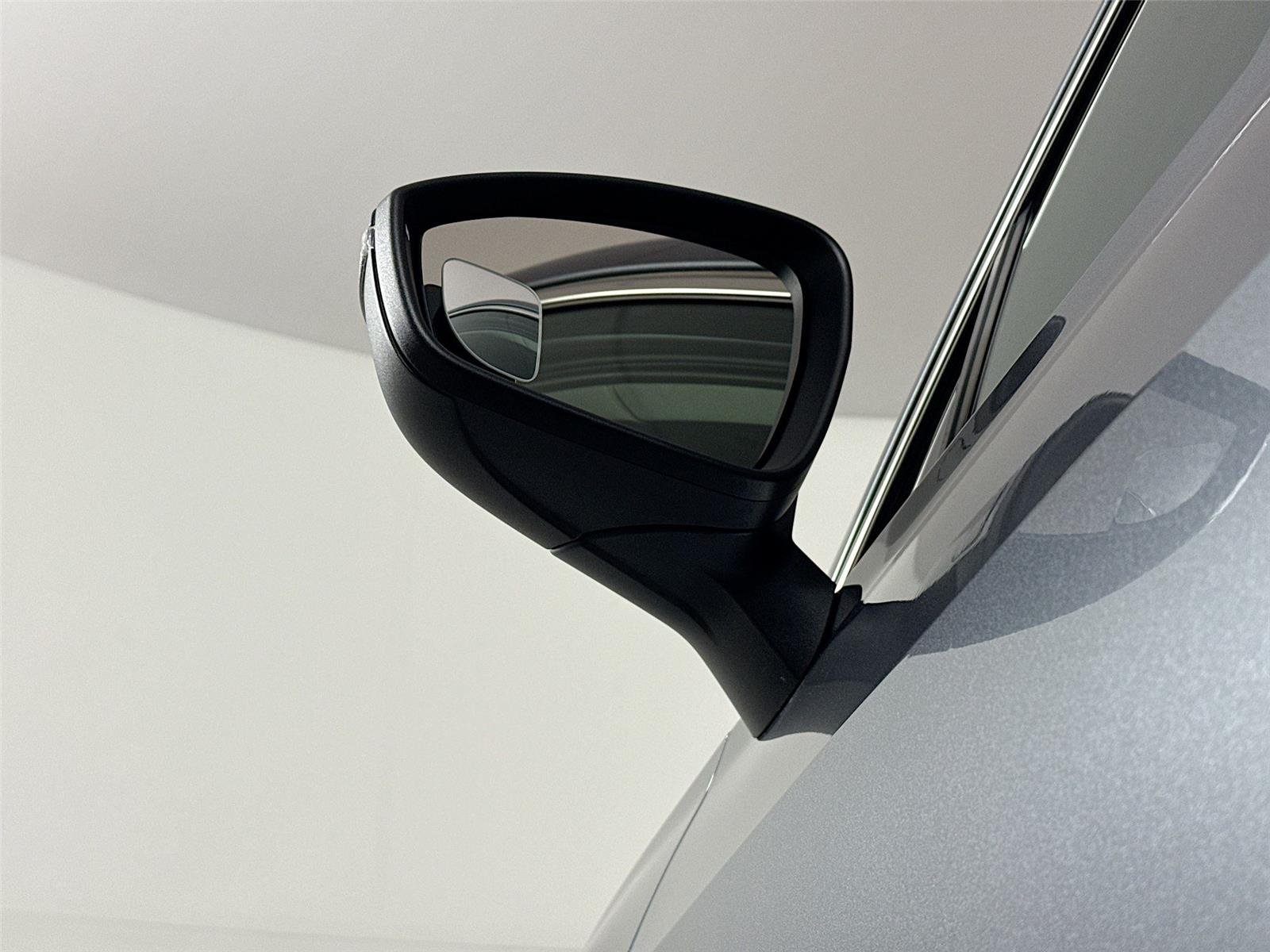 Used 2025 Platinum Gray Metallic Volkswagen SE image 5