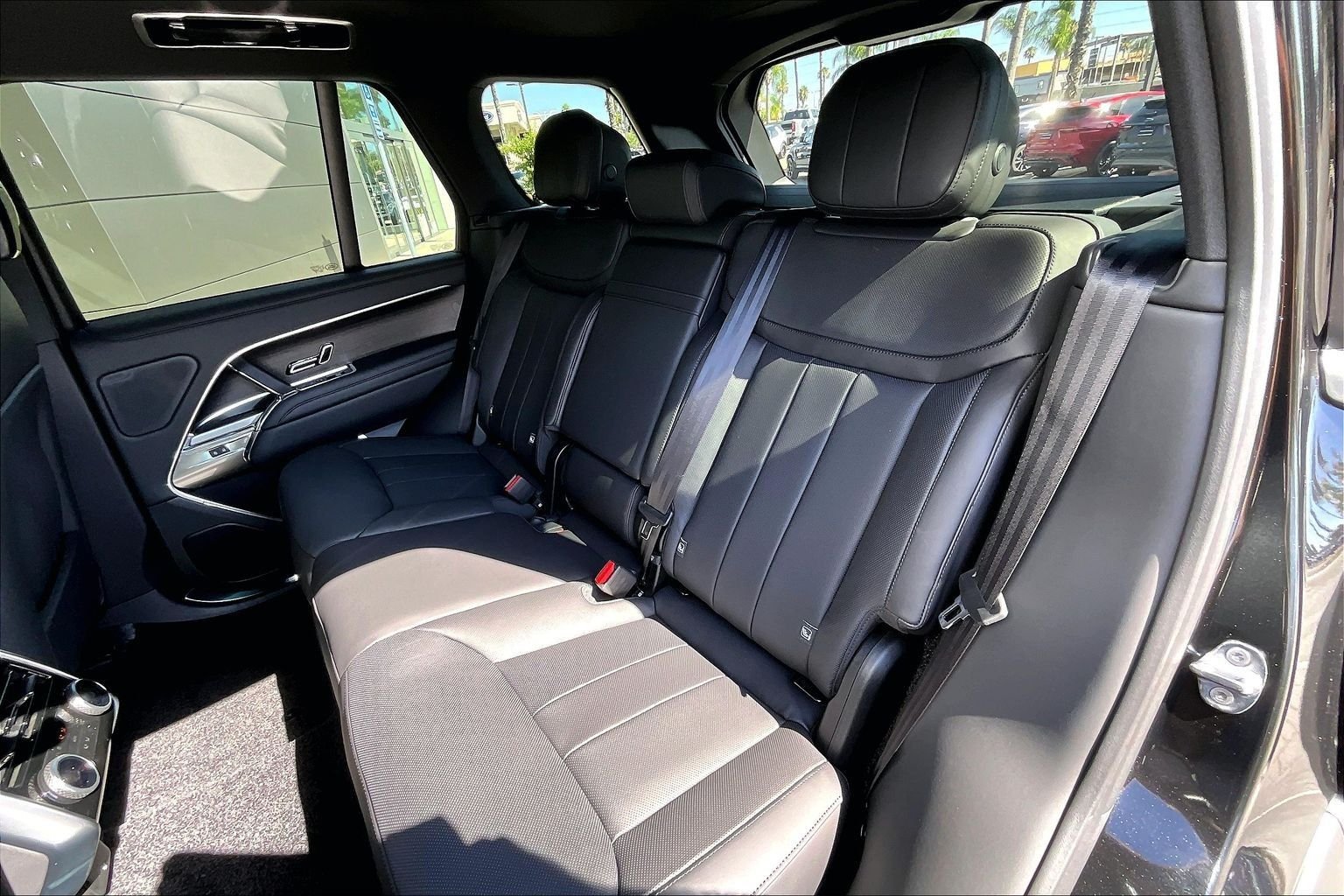 New 2026 Santorini Black Land Rover SE image 10