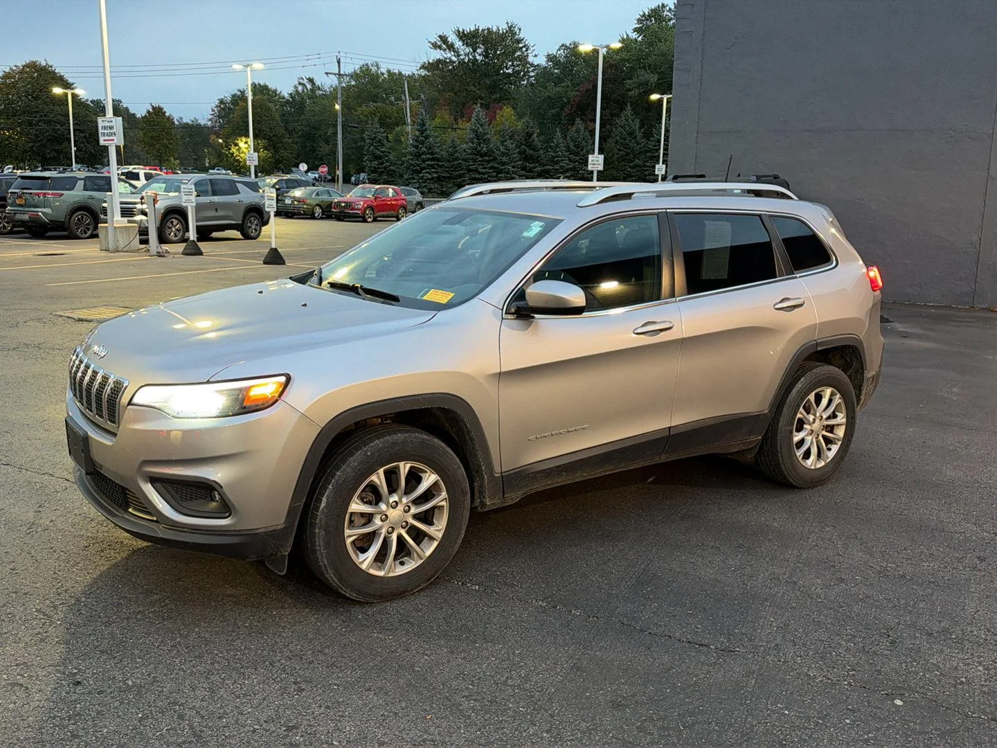 Used 2019 Billet Silver Metallic Clearcoat Jeep Latitude image 2