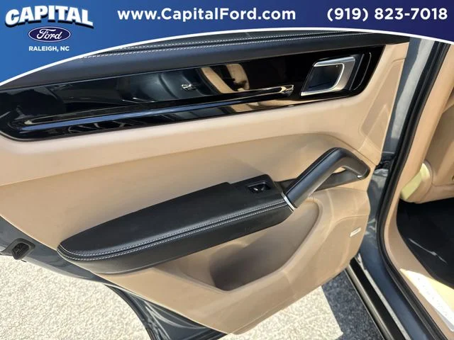 Used 2019  Porsche Base image 17