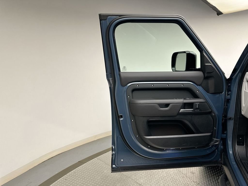 New 2026 Tasman Blue Land Rover X-Dynamic SE image 9