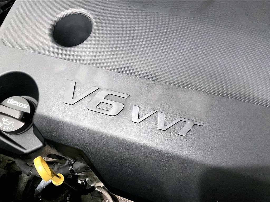 Used 2018 Mosaic Black Metallic Chevrolet High Country image 36