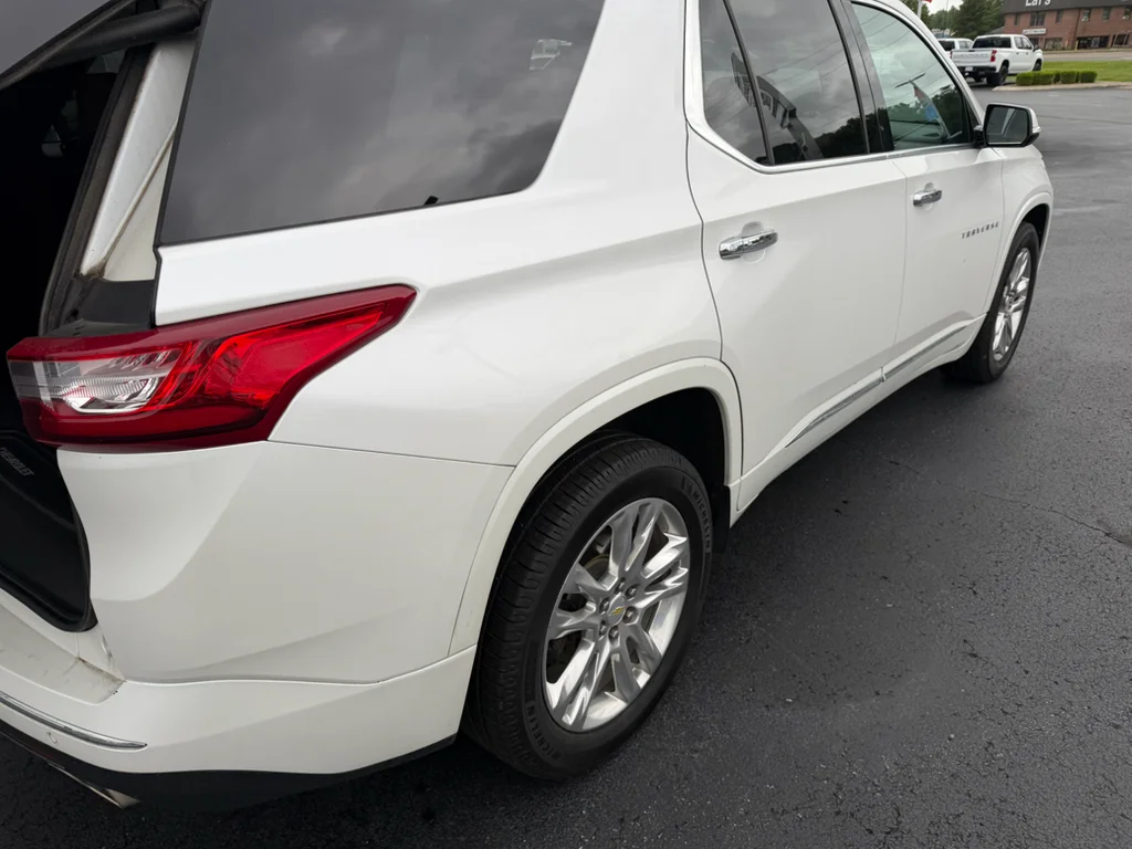 Used 2019 IRIDESCENT PEARL TRICOAT Chevrolet High Country image 11