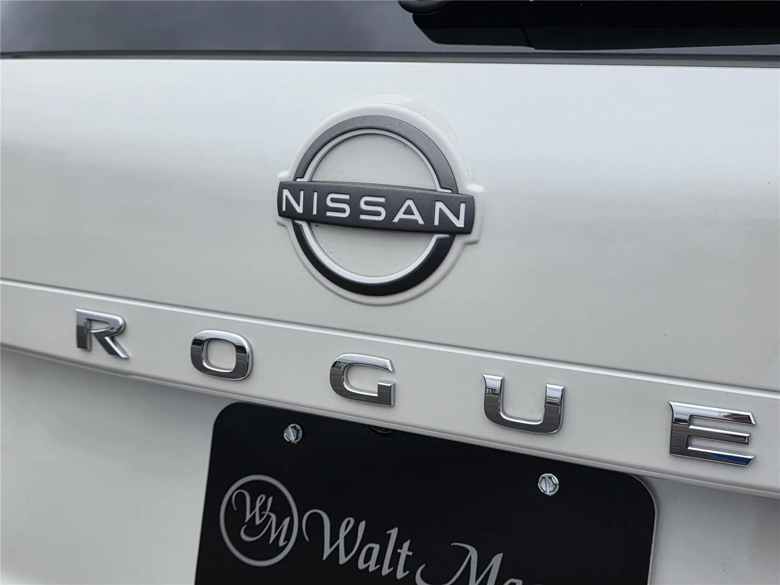 Used 2023 Pearl White Tricoat Nissan Platinum image 32