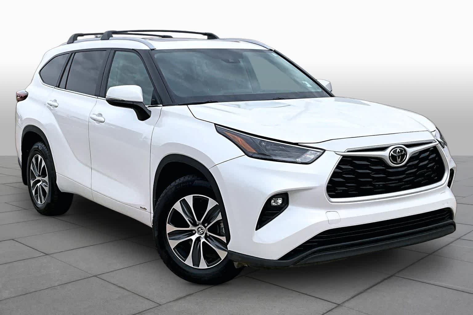 Used 2025 Wind Chill Pearl Toyota Hybrid XLE image 3