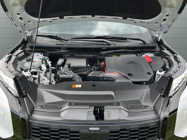 Used 2025 White Mitsubishi SEL Black Edition image 28