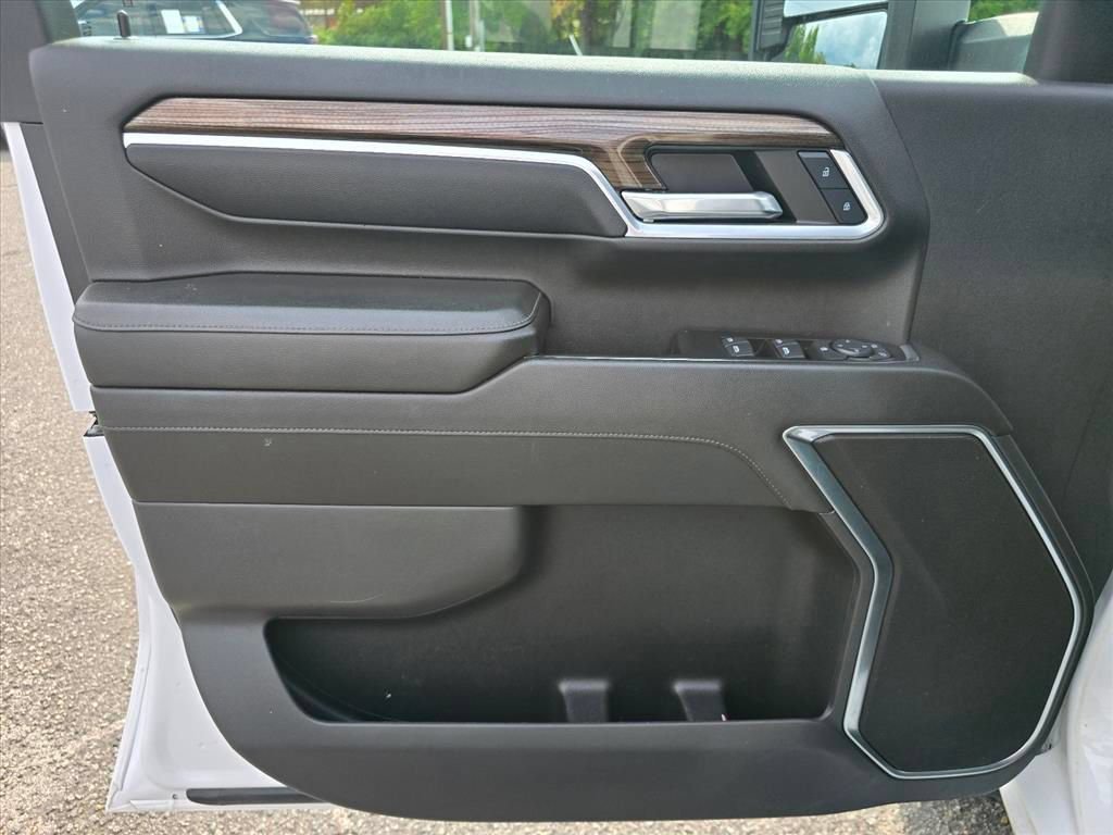 Used 2024 Summit White Chevrolet LT image 8