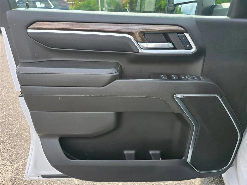 Used 2024 Summit White Chevrolet LT image 8