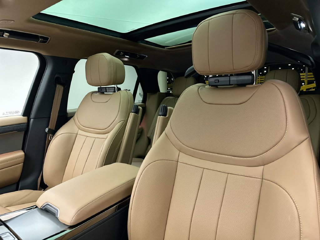 Used 2025 Giola Green Metallic Land Rover SE image 9