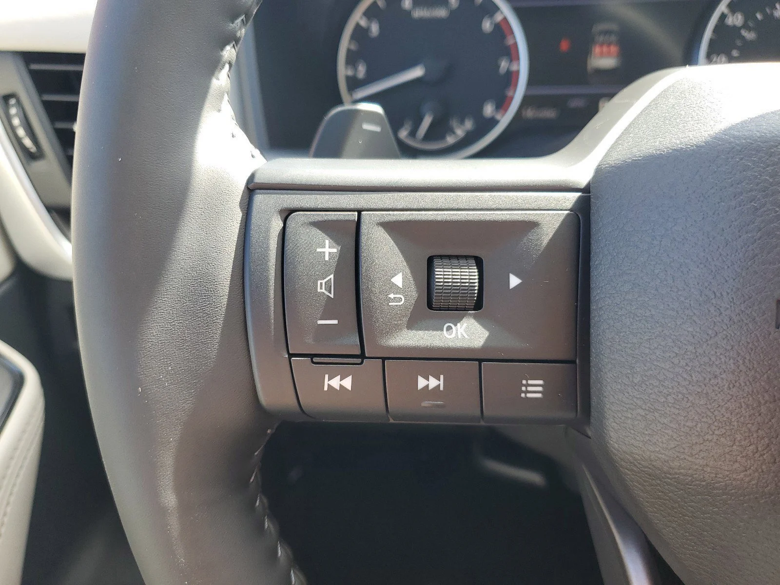 2025 Nissan Rogue SV - Photo 13
