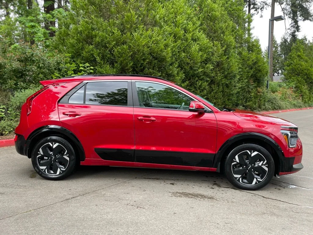 Used 2023 Runway Red Kia Wind image 4