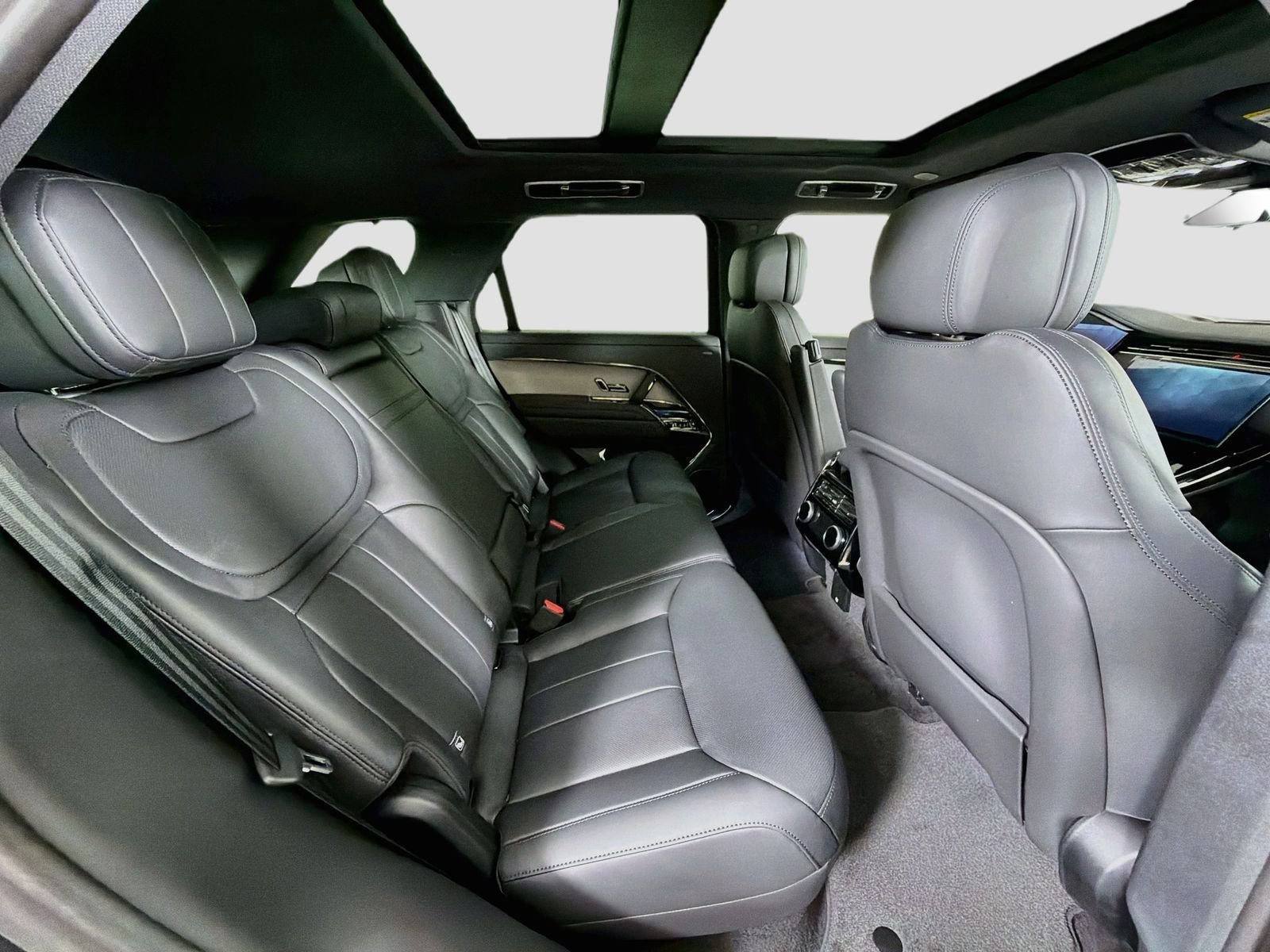 New 2026 Carpathian Grey Land Rover Dynamic SE image 32
