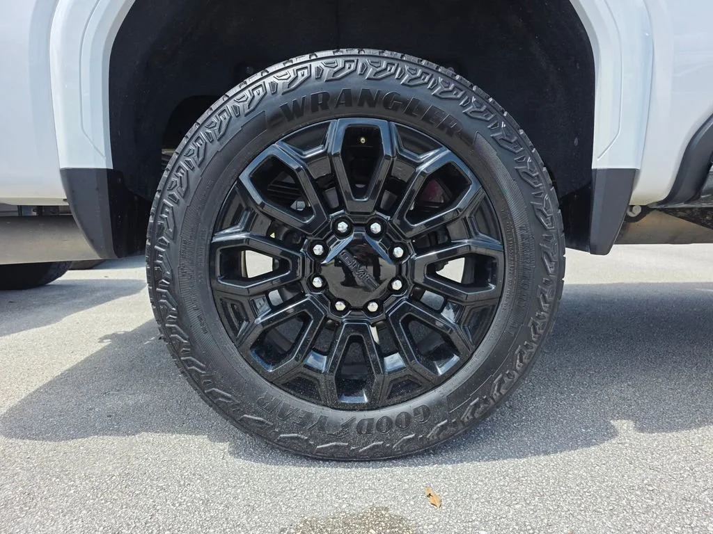 Used 2024 White Frost Tricoat GMC Denali Ultimate image 15