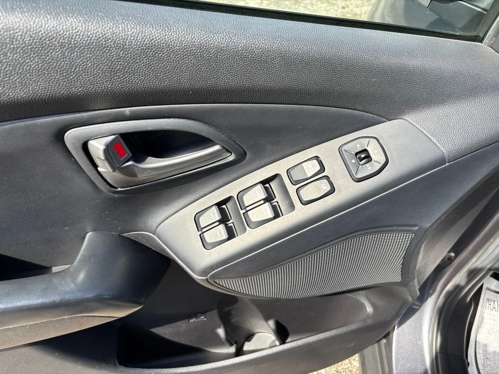 Used 2015 Gray Hyundai SE image 12