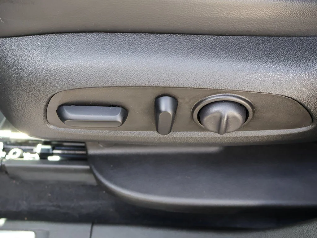 Used 2023 Silver GMC SLT image 33