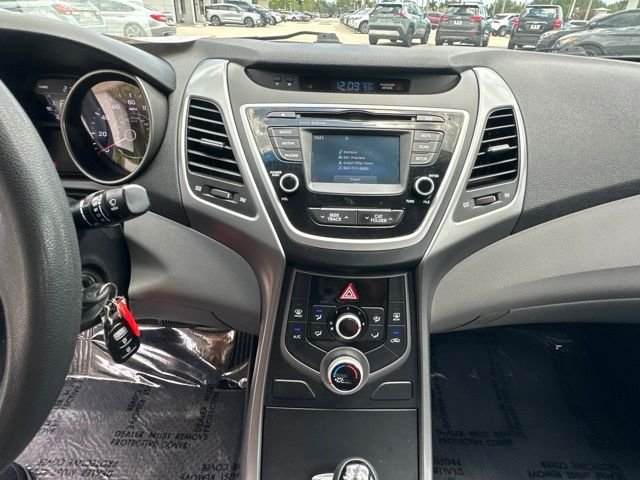 Used 2016 White Hyundai SE image 17